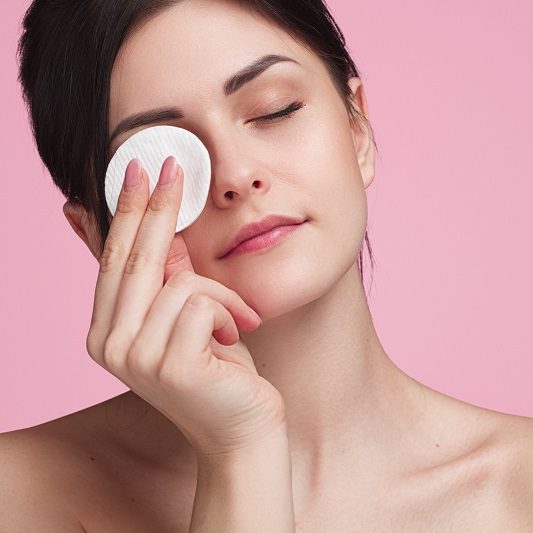 Dùng khăn (hoặc bông tẩy trang) nóng đắp lên mắt vài phút để làm mềm và tẩy mascara